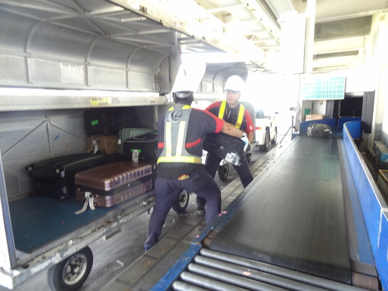 荷物も一緒に旅をします(貨物業務・搭降載業務)