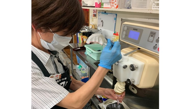 飲み物やデザートを作る