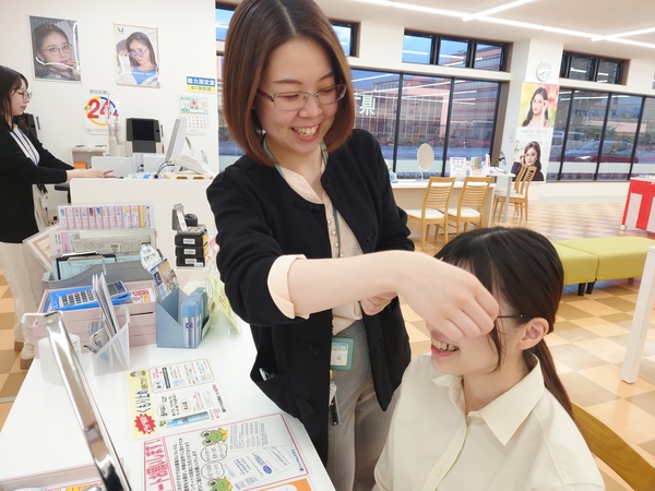 出来たメガネをお渡しするよ！