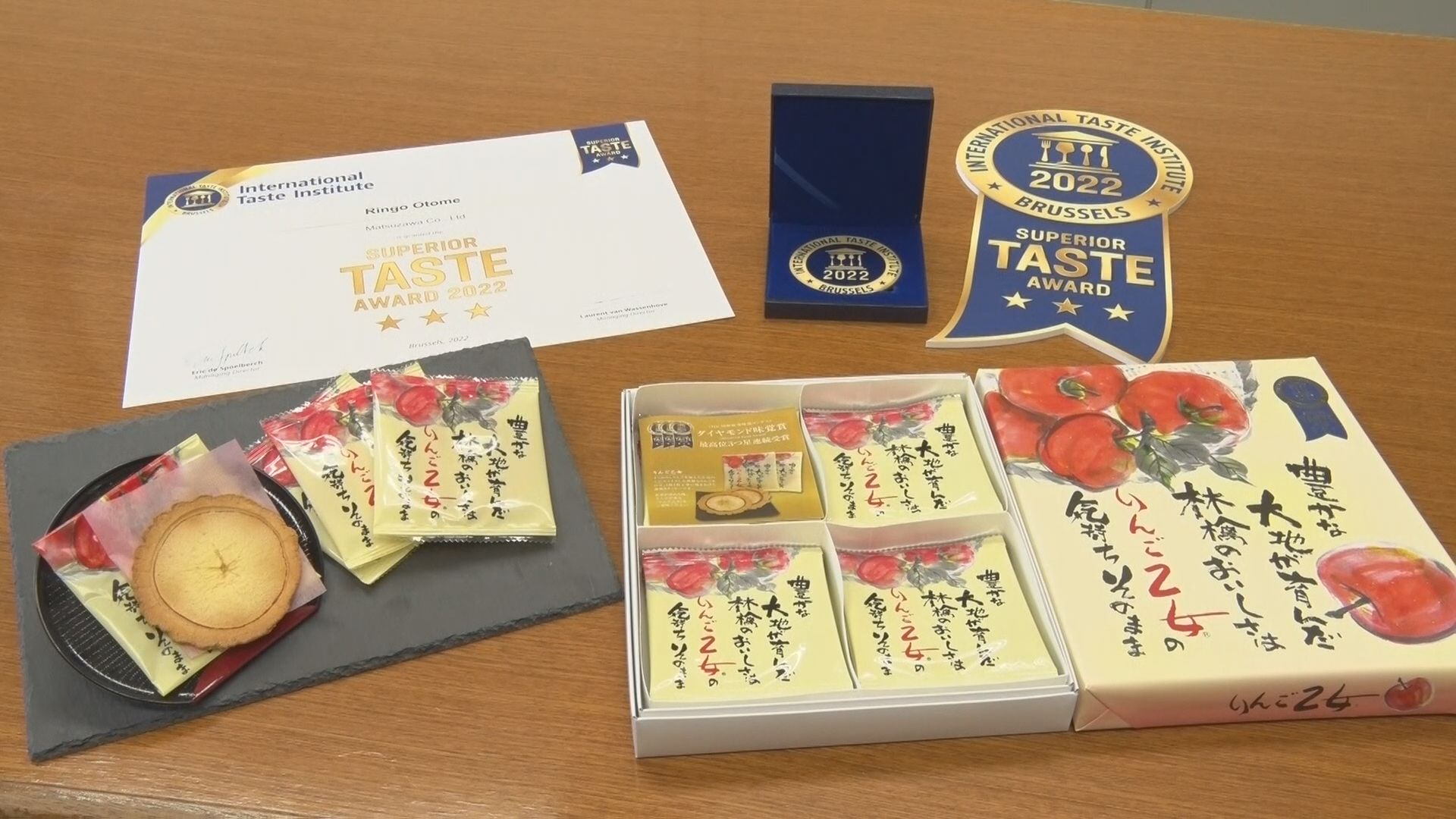 売る