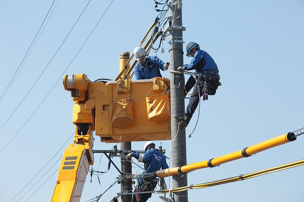 電気を送り届ける