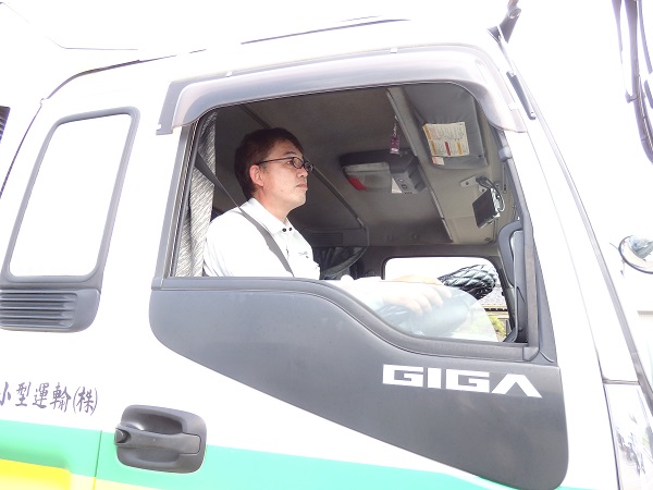 荷物を運ぶ