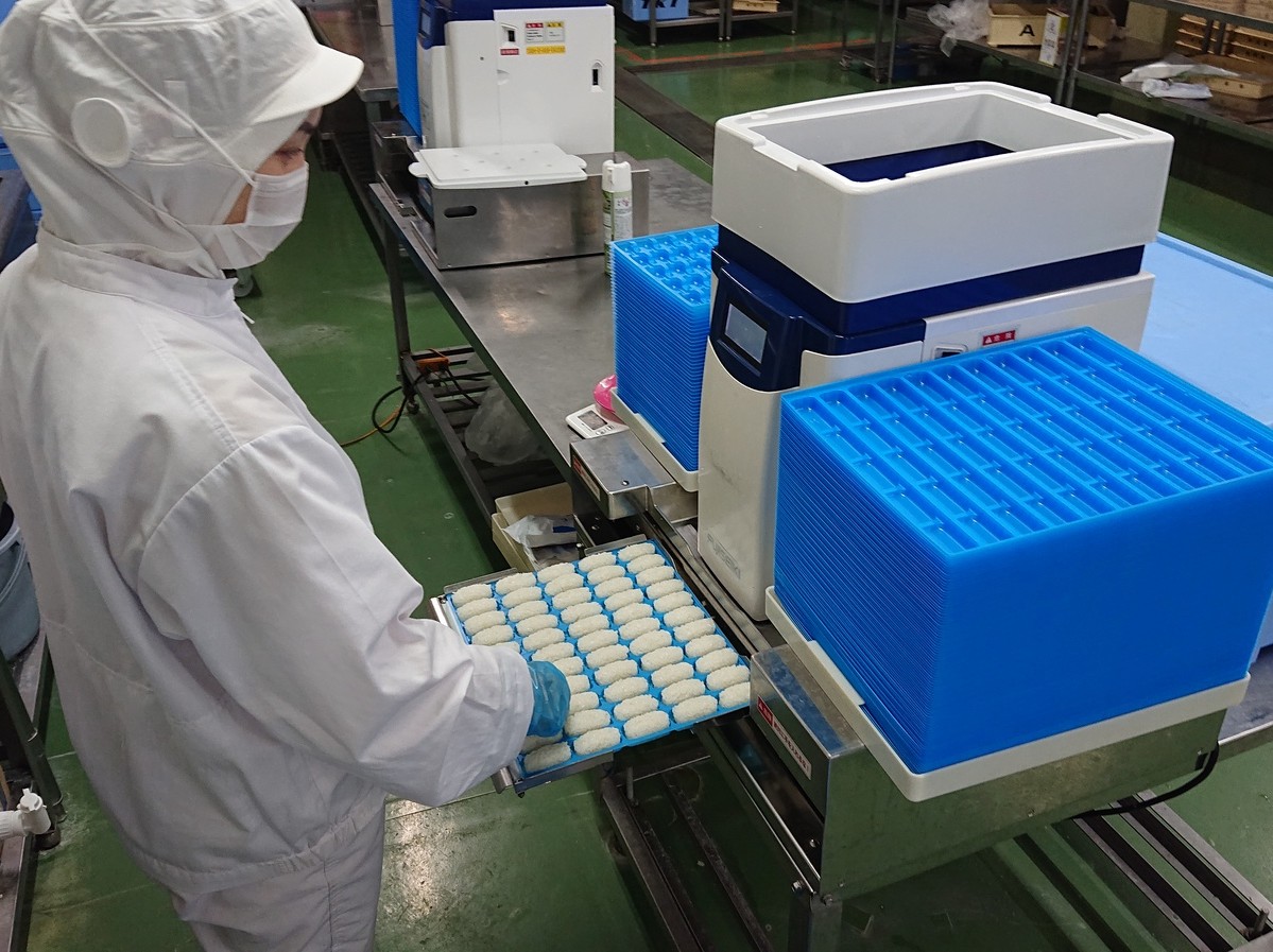 機械を使ってシャリ玉をつくる